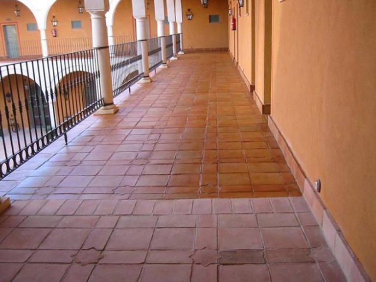 ¿Debo tratar mi suelo de Barro Cocido natural? - Ceramica Oropesa
