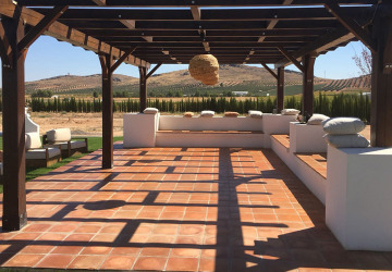 Patios y Terrazas: Crea un oasis mediterráneo con barro cocido